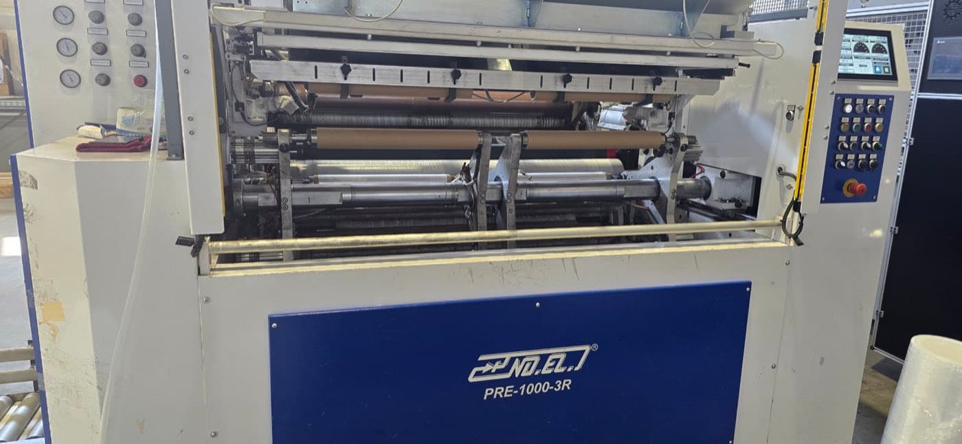 Slitter-rewinder converting a master reel into finished rolls
