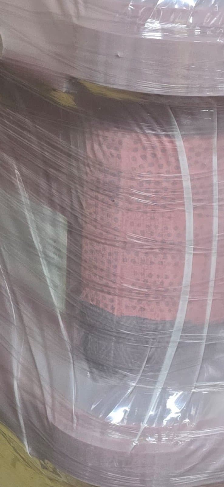 Solid pre-stretched film holding a heavy pallet tightly, with reinforcement