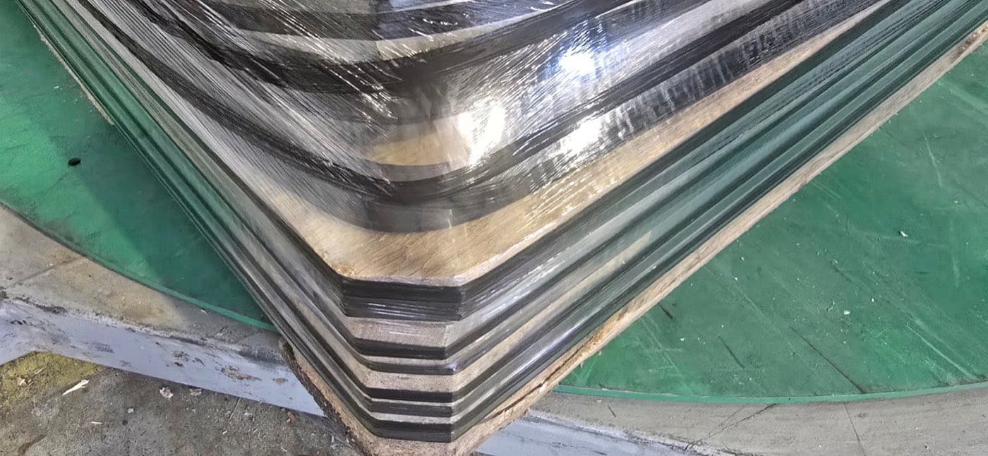 Corner of a glass pallet secured by reinforced film banding
