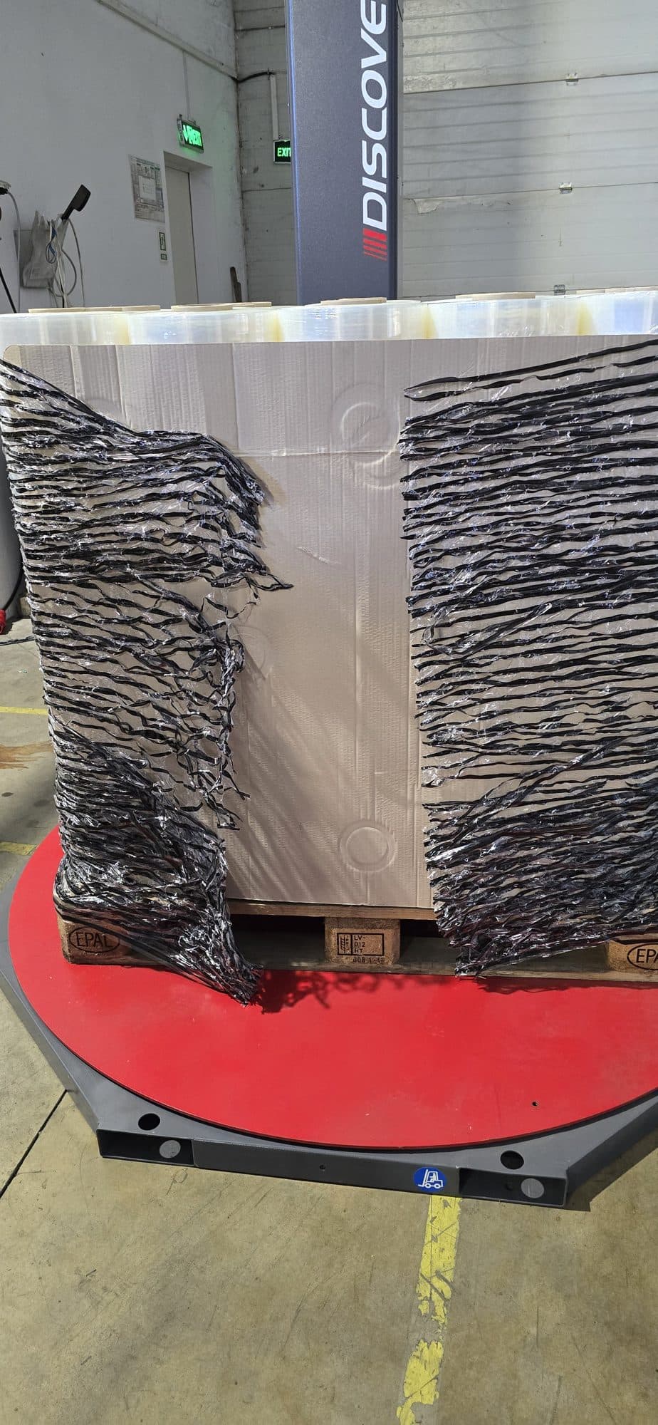 Reinforced film applied on a wrapping turntable